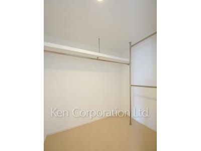 Walk-In Closet ※Photo of the same layout on 35 floor. Decoration and fixture may differ.