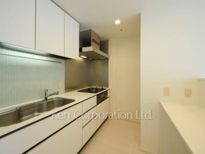 Kitchen ※Photo of the same layout on 35 floor. Decoration and fixture may differ.