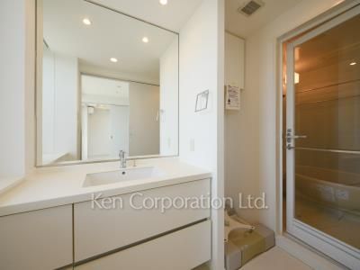 Powder Room ※Photo of the same layout on 35 floor. Decoration and fixture may differ.