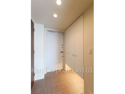 Entrance ※Photo of the same layout on 33 floor. Decoration and fixture may differ.