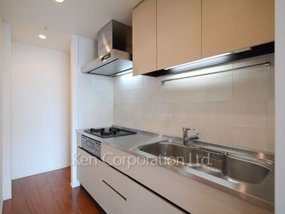 Kitchen ※Photo of the same layout on 33 floor. Decoration and fixture may differ.