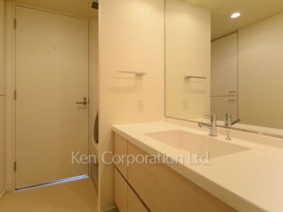 Powder Room ※Photo of the same layout on 33 floor. Decoration and fixture may differ.