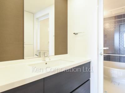 Powder Room ※Photo of the same layout on 38 floor. Decoration and fixture may differ.