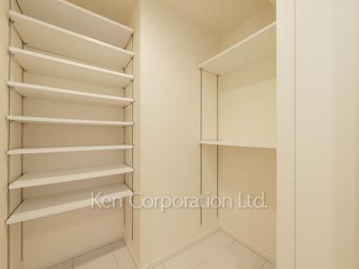 Shoes-In Closet ※Photo of the same layout on 36 floor. Decoration and fixture may differ.