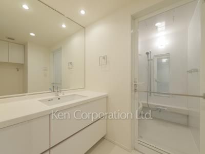 Powder Room ※Photo of the same layout on 36 floor. Decoration and fixture may differ.