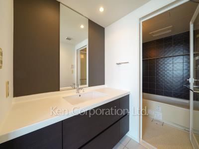 Powder Room ※Photo of the same layout on 31 floor. Decoration and fixture may differ.