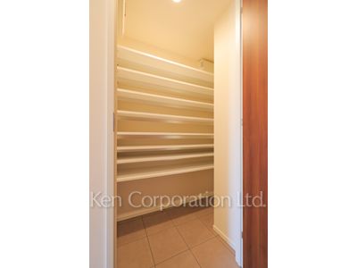Shoes-In Closet ※Photo of the same layout on 8 floor. Decoration and fixture may differ.