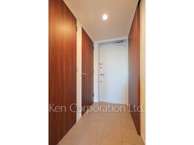 Entrance ※Photo of the same layout on 8 floor. Decoration and fixture may differ.