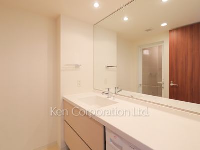 Powder Room ※Photo of the same layout on 8 floor. Decoration and fixture may differ.