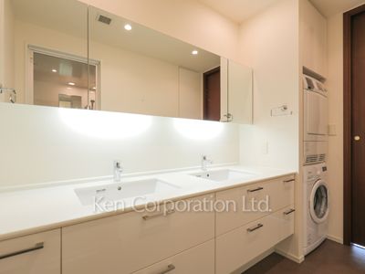 Powder Room ※Photo of the same layout on 46 floor. Decoration and fixture may differ.