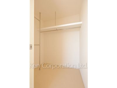 Walk-In Closet ※Photo of the same layout on 46 floor. Decoration and fixture may differ.