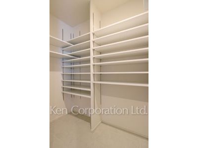 Shoes-In Closet ※Photo of the same layout on 47 floor. Decoration and fixture may differ.