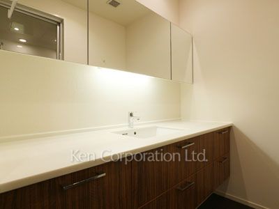 Powder Room ※Photo of the same layout on 47 floor. Decoration and fixture may differ.