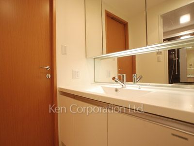 Powder Room ※Photo of the same layout on 12 floor. Decoration and fixture may differ.