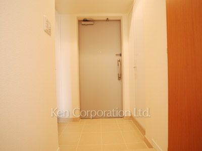 Entrance ※Photo of the same layout on 12 floor. Decoration and fixture may differ.