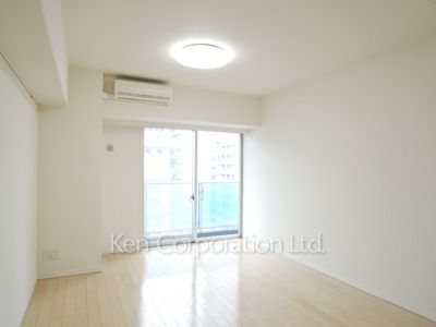 Living-Dining ※Photo of the same layout on 9 floor. Decoration and fixture may differ.