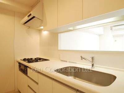 Kitchen ※Photo of the same layout on 9 floor. Decoration and fixture may differ.