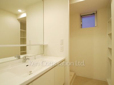 Powder Room ※Photo of the same layout on 9 floor. Decoration and fixture may differ.