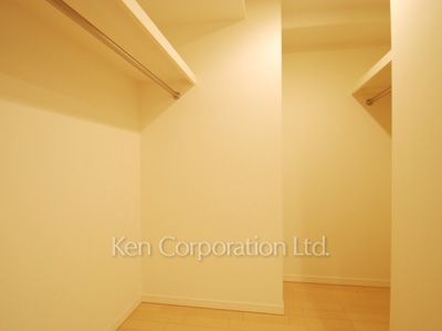 Walk-In Closet ※Photo of the same layout on 9 floor. Decoration and fixture may differ.