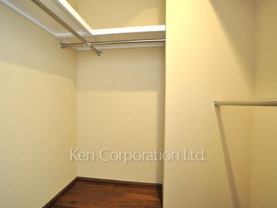 Walk-In Closet ※Photo of the same layout on 11 floor. Decoration and fixture may differ.