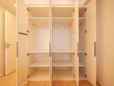 Closet ※Photo of the same layout on 13 floor. Decoration and fixture may differ.