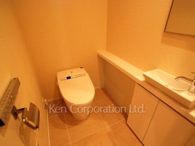 Lavatory ※Photo of the same layout on 11 floor. Decoration and fixture may differ.