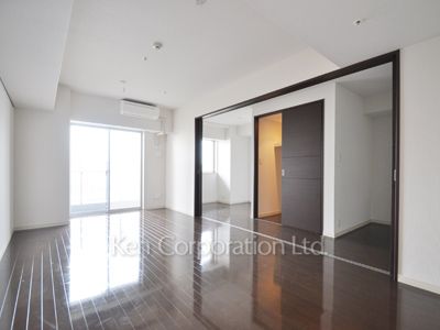 Living-Dining ※Photo of the same layout on 9 floor. Decoration and fixture may differ.