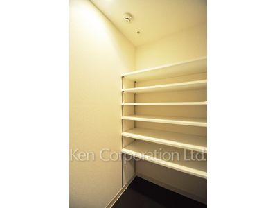 Closet ※Photo of the same layout on 9 floor. Decoration and fixture may differ.