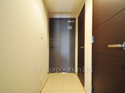 Entrance ※Photo of the same layout on 9 floor. Decoration and fixture may differ.