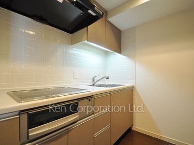 Kitchen ※Photo of the same layout on 9 floor. Decoration and fixture may differ.