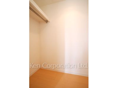 Walk-In Closet ※Photo of the same layout on 5 floor. Decoration and fixture may differ.