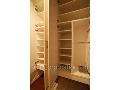 Shoes Closet ※Photo of the same layout on 8 floor. Decoration and fixture may differ.