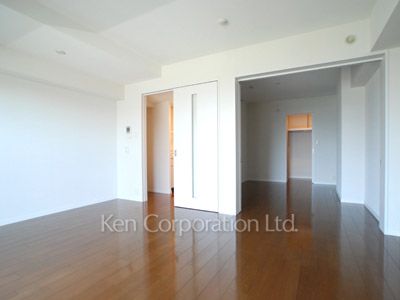 Living-Dining ※Photo of the same layout on 8 floor. Decoration and fixture may differ.