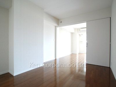 Bedroom ※Photo of the same layout on 8 floor. Decoration and fixture may differ.