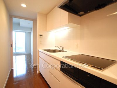 Kitchen ※Photo of the same layout on 8 floor. Decoration and fixture may differ.