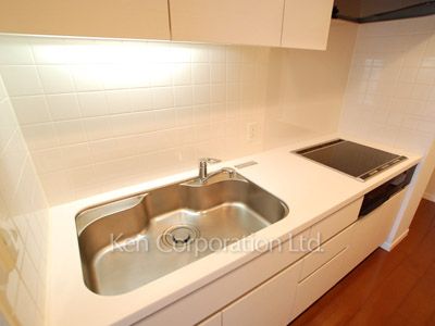 Kitchen ※Photo of the same layout on 8 floor. Decoration and fixture may differ.