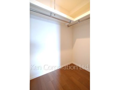 Walk-In Closet ※Photo of the same layout on 8 floor. Decoration and fixture may differ.