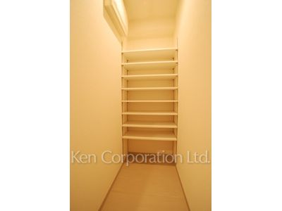 Closet ※Photo of the same layout on 12 floor. Decoration and fixture may differ.
