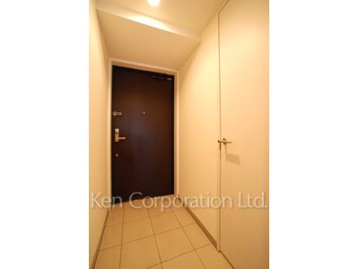 Entrance ※Photo of the same layout on 12 floor. Decoration and fixture may differ.