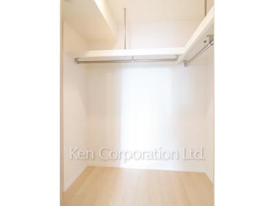 Walk-In Closet ※Photo of the same layout on 13 floor. Decoration and fixture may differ.