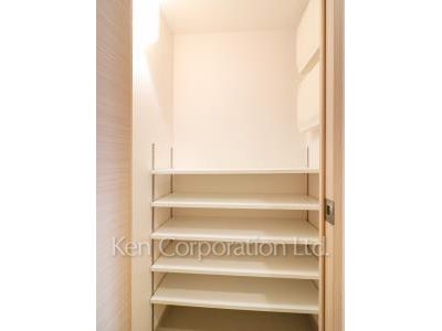 Shoes-In Closet ※Photo of the same layout on 13 floor. Decoration and fixture may differ.