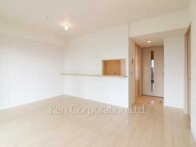 Living-Dining ※Photo of the same layout on 13 floor. Decoration and fixture may differ.