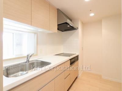 Kitchen ※Photo of the same layout on 13 floor. Decoration and fixture may differ.