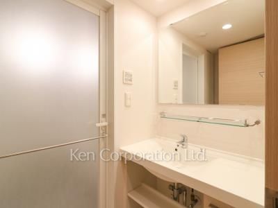 Powder Room ※Photo of the same layout on 13 floor. Decoration and fixture may differ.