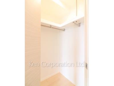 Walk-In Closet ※Photo of the same layout on 15 floor. Decoration and fixture may differ.