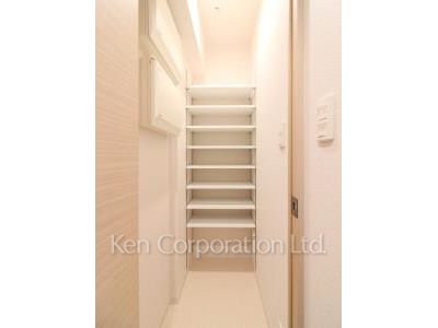 Shoes-In Closet ※Photo of the same layout on 15 floor. Decoration and fixture may differ.
