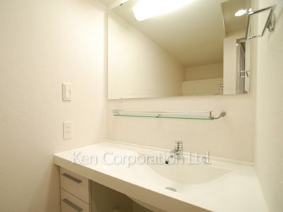 Powder Room ※Photo of the same layout on 6 floor. Decoration and fixture may differ.