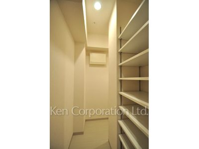 Shoes-In Closet ※Photo of the same layout on 11 floor. Decoration and fixture may differ.