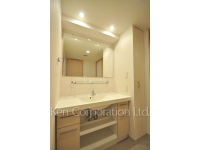Powder Room ※Photo of the same layout on 11 floor. Decoration and fixture may differ.