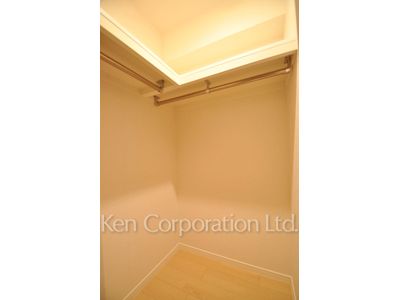 Walk-In Closet ※Photo of the same layout on 11 floor. Decoration and fixture may differ.